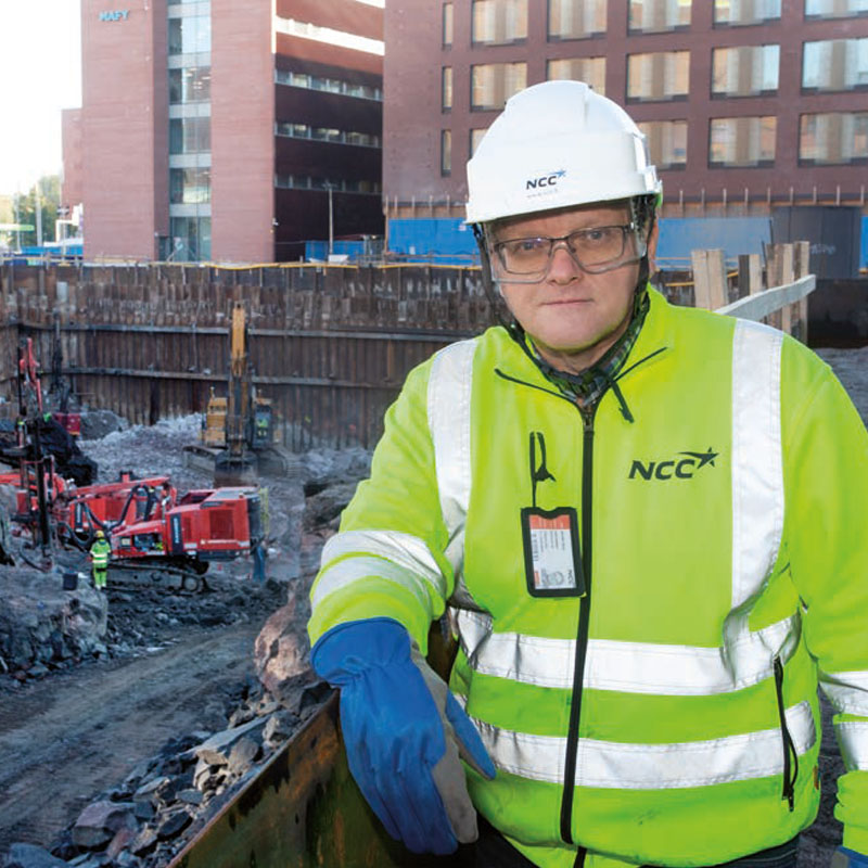 Markku Korri luotsaa työmaata vankalla kokemuksella.