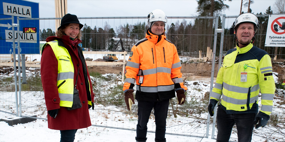 Anna Hellberg, Verneri Vulkko ja Mikko Karjalainen keskustelevat työmaan etenemisestä. Aikataulu on tiukka mutta realistinen.